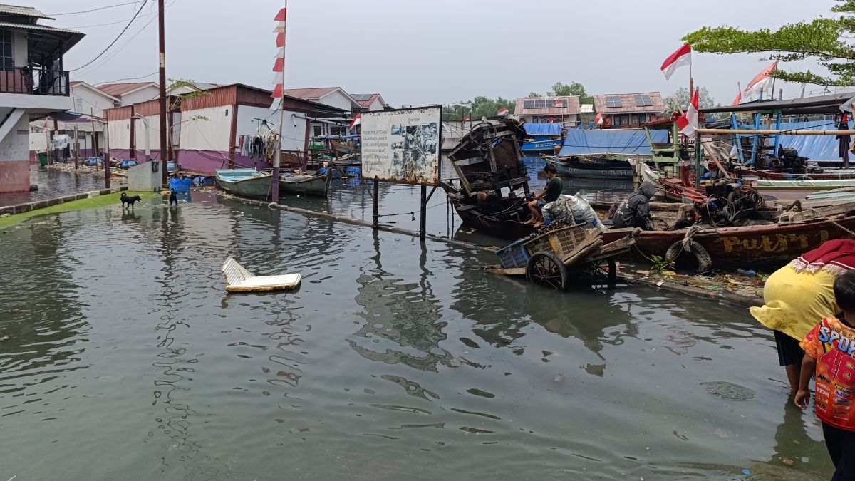 Anak-anak di Muara Angke Harus Digendong Terobos Banjir Rob saat Berangkat Sekolah