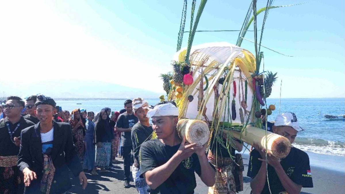 Belajar Menjaga Harmoni dengan Laut Lewat Tradisi Tetulak Tamperan