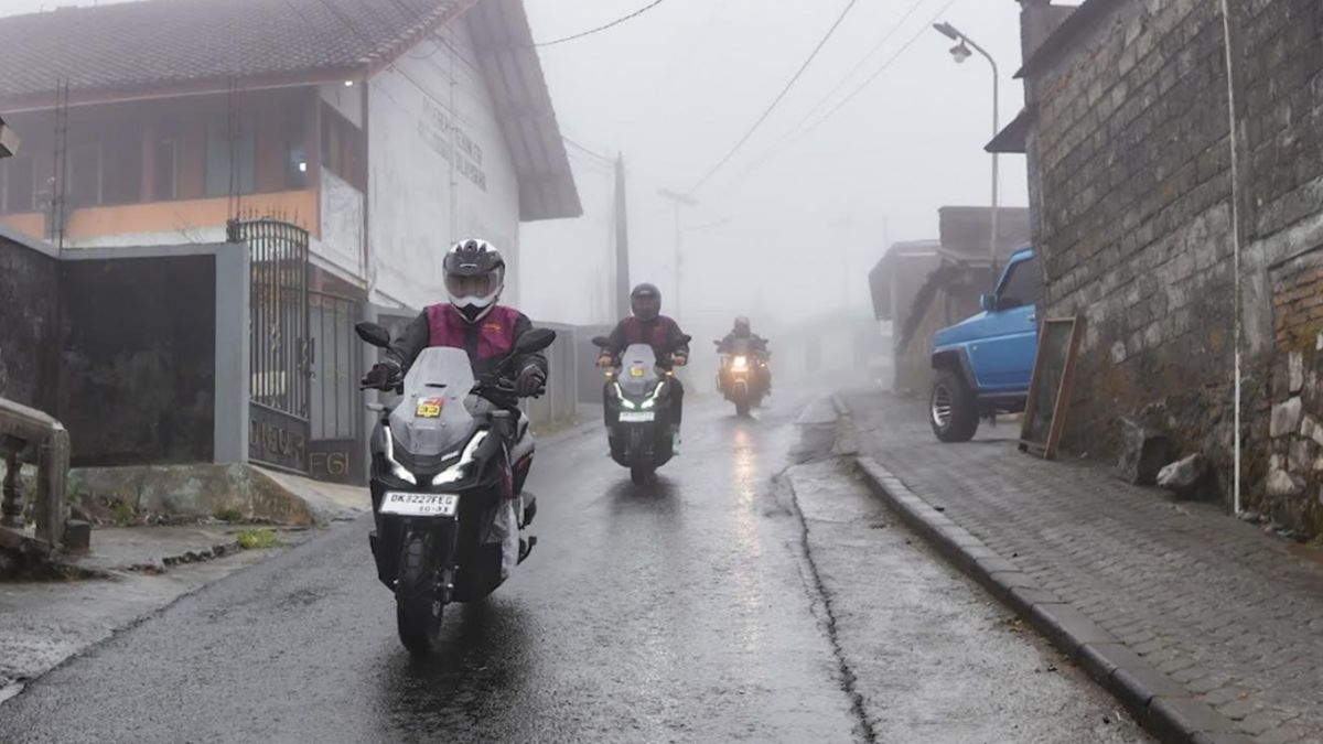 Sering Dilakukan Tanpa Sadar, 5 Kebiasaan Pemotor saat Hujan Ini Ternyata 'Undang' Maut