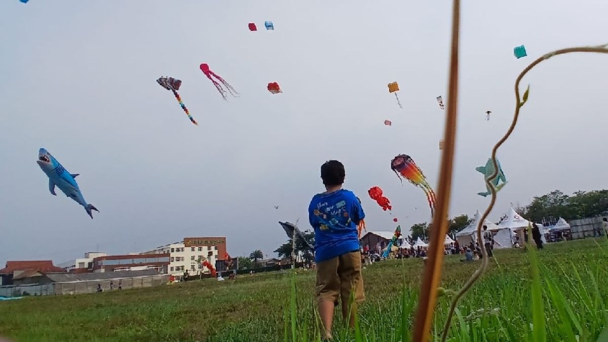 Langit Tangerang Semarak, Puluhan Layang-layang Hiasi Akhir Pekan Keluarga