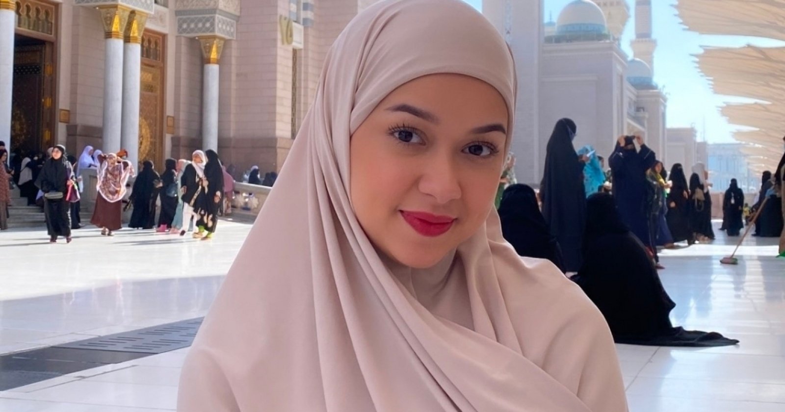 5 Potret Rebecca Klopper Berhijab Saat Umroh: Adem Banget Kayak Ubin Masjid!