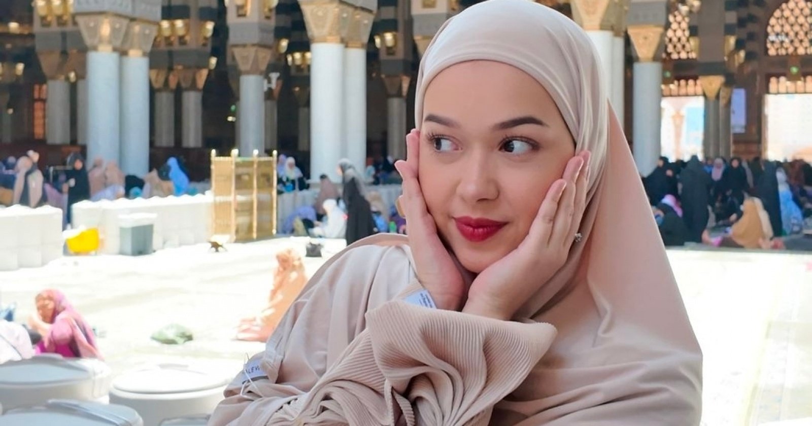 Umbar Foto Ibadah Umrah, Penampilan Rebecca Klopper Jadi Alim dan Adem