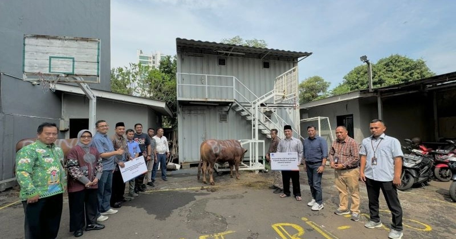 BRI Insurance Salurkan Hewan Kurban, Bukti Kepedulian pada Sesama