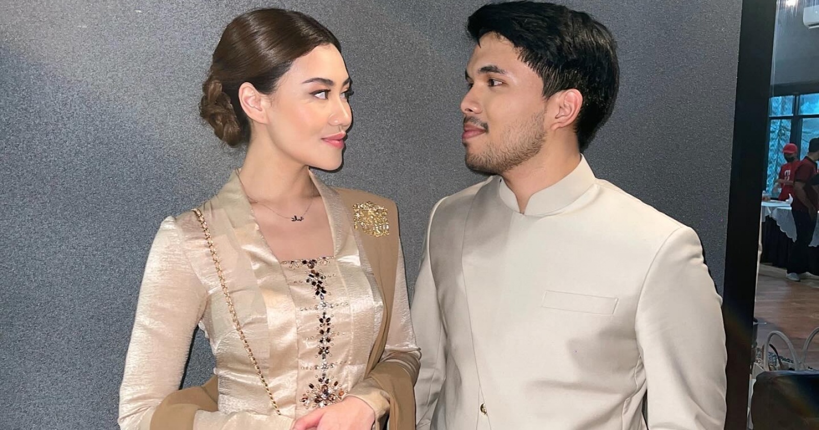 U külotlarini it uslubida qindan uzoqlashtirdi.