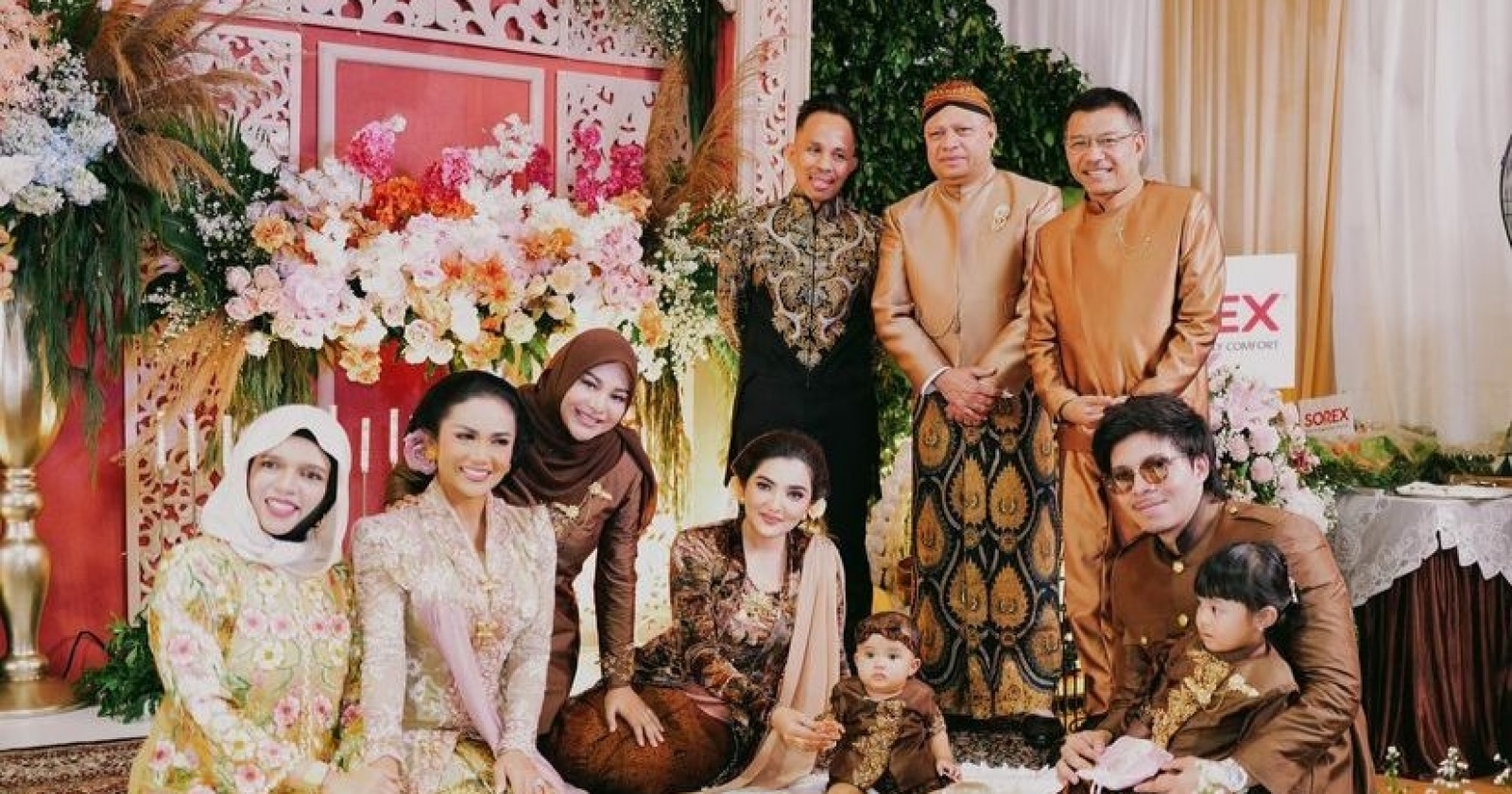 Aurel-Atta Lestarikan Tradisi Jawa, Ini Makna Dan Tata Cara Tedak Siten Anak