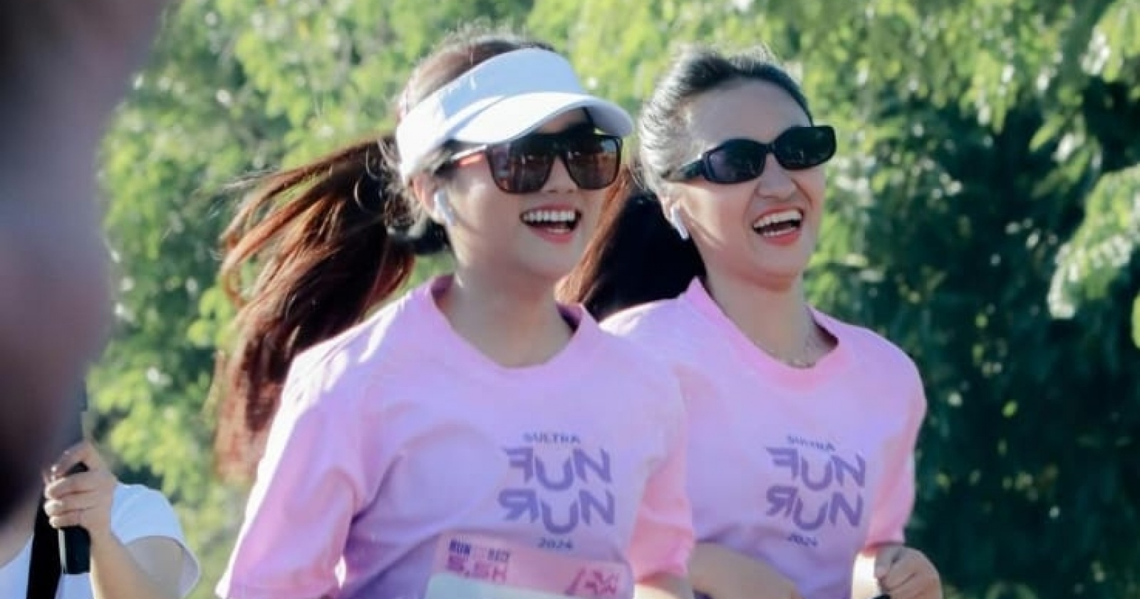 Jinsiy porno erotik gif animatsiyalar Yalangoch qizlar yalangoch erkaklarni qamchilaydilar