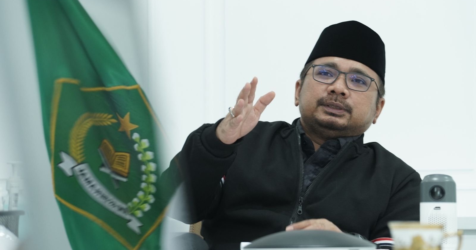 Yigit va ayol xola va jiyan seks porno video tomosha qilish Erkaklar yalangoch ayolni qollarida ushlab turishadi