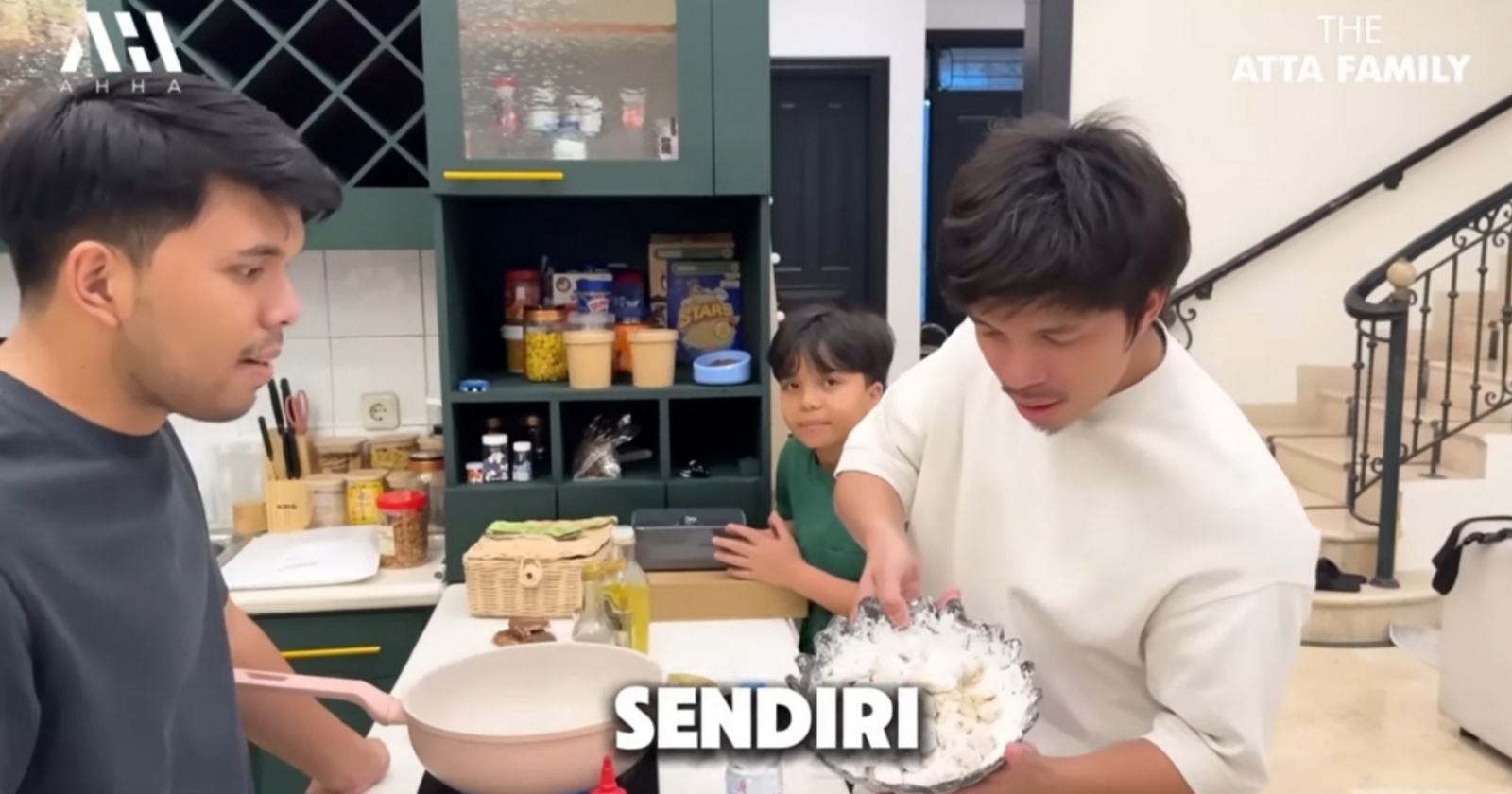 Yalangoch qiz divanda porno surat