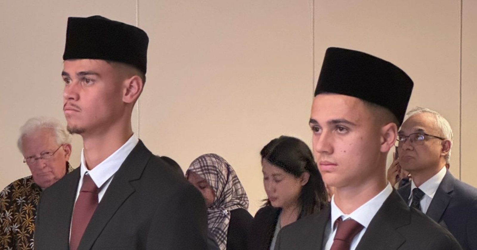 Pakai Peci Hitam, Mees Hilgers dan Eliano Kompak Kasih Kode ke Fans Timnas Indonesia