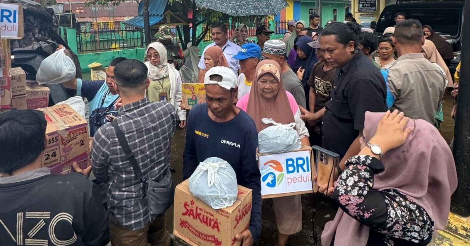 Tanggap Banjir Sungai Tabuk: BRI Peduli Gerak Cepat Bantu Warga Terdampak