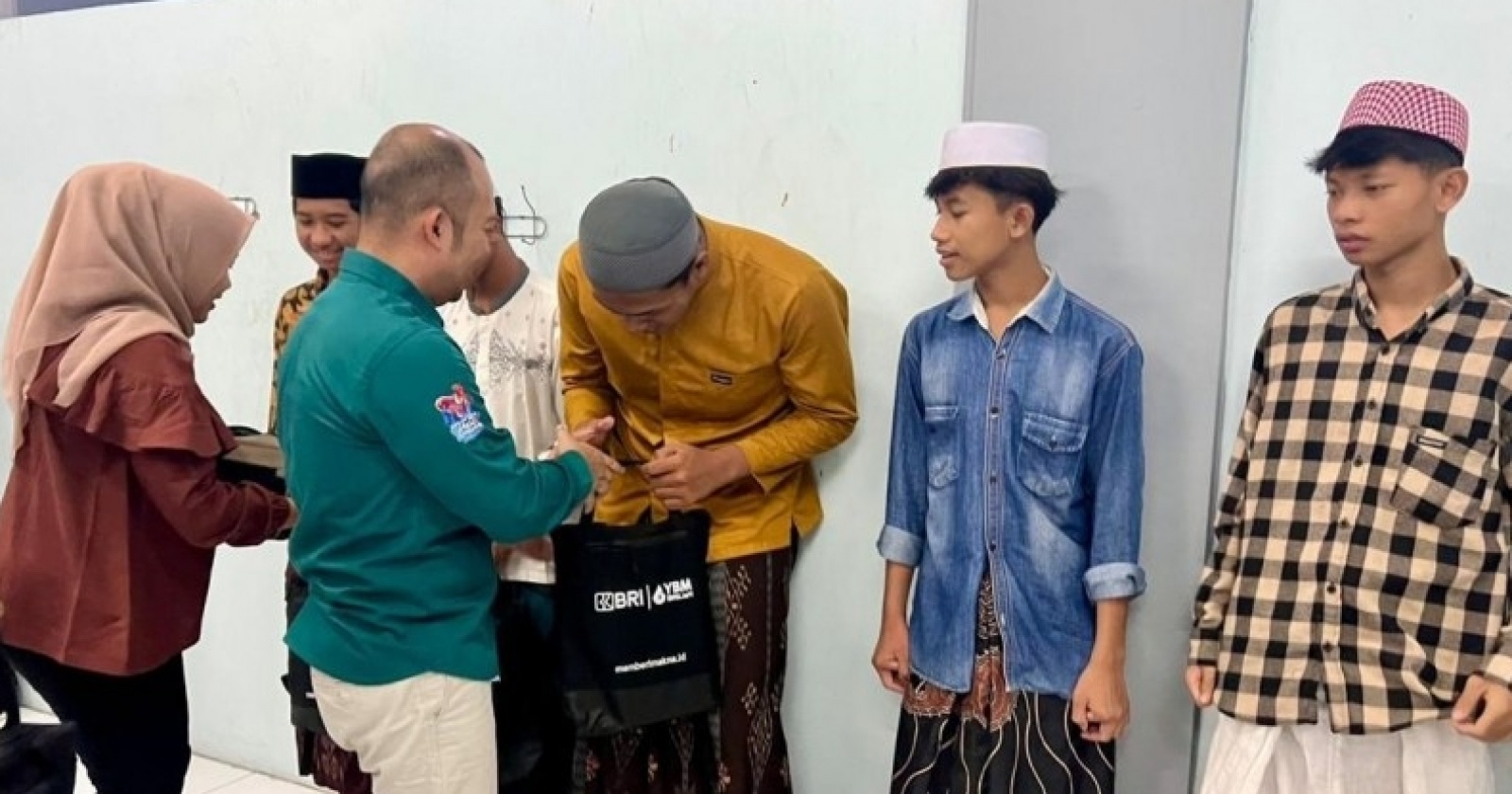 BRI Tebar Kebaikan Bersama Anak Yatim di Surabaya