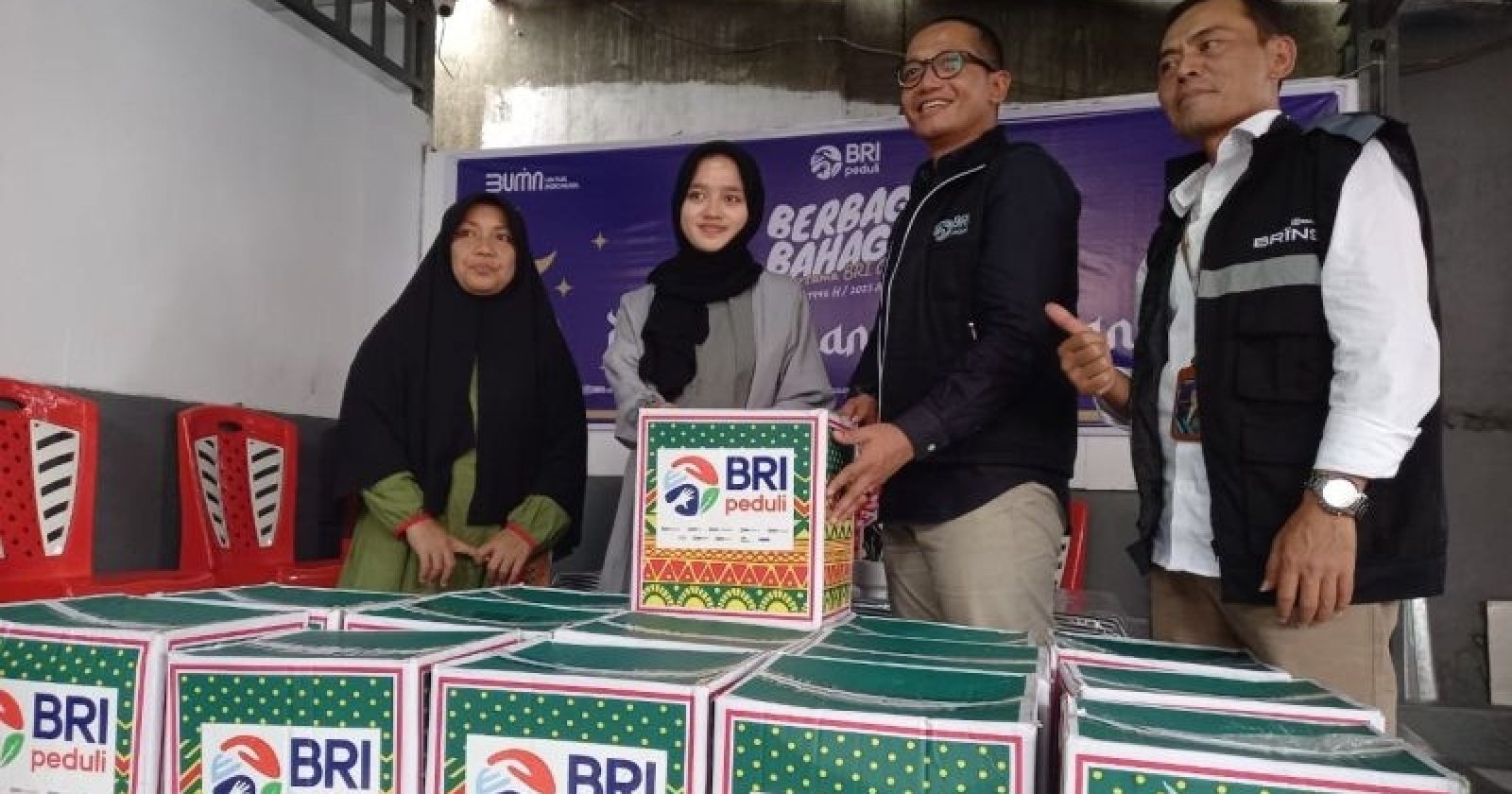 BRI Bagikan 1.500 Paket Sembako untuk Anak Yatim Piatu dan Lansia di Sulawesi dan Maluku Utara