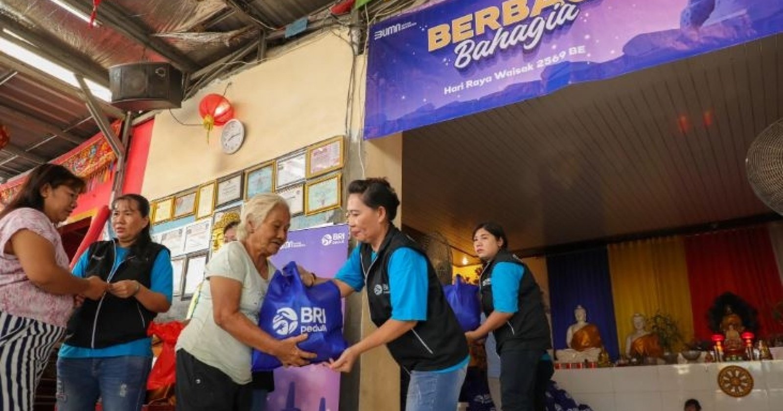 BRI Peduli Salurkan Dukungan untuk Umat Buddha di Tangerang saat Hari Raya Waisak