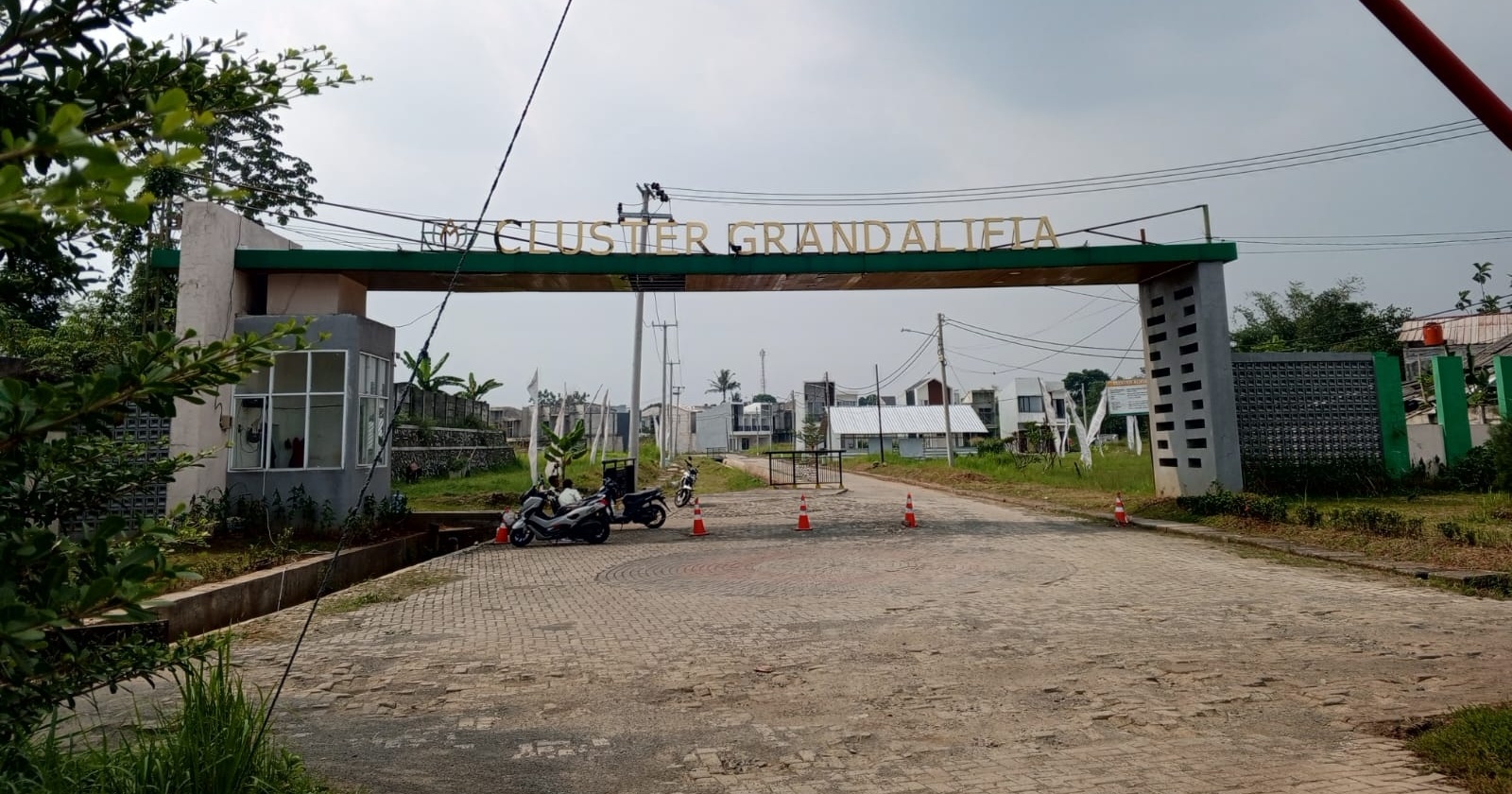 Gerbang perumahan klaster Grand Alifia Bogor. Warga kompleks itu melaporkan pihak pengembang, Manakib Reality, ke Polresta Bogor Kota, Kamis (15/5/2025), karena mereka tak kunjung mendapat legalitas. [dokumentasi]