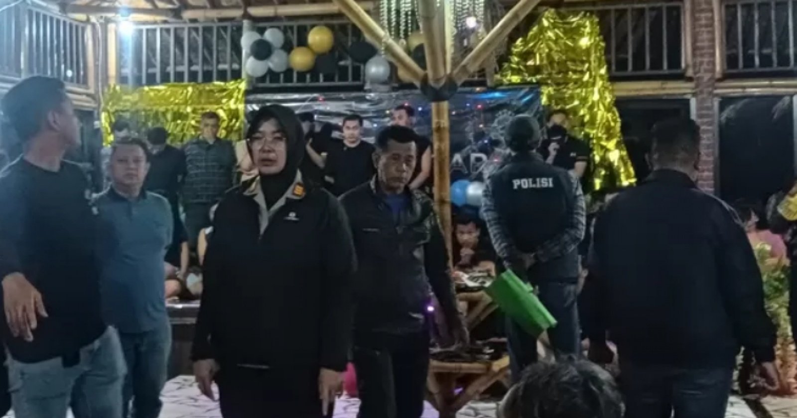 Dachadagi qoshnining yalangoch fotosuratlari Poezdda pul evaziga jinsiy aloqa qilish uchun birovni jalb qiling