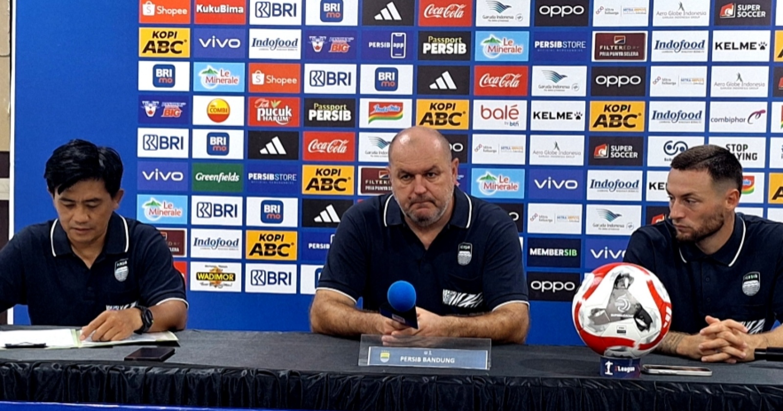 Kochada bir qiz va yigit jinsiy aloqa qilishmoqda Mini yubkadagi super qizgin godak bilan porno