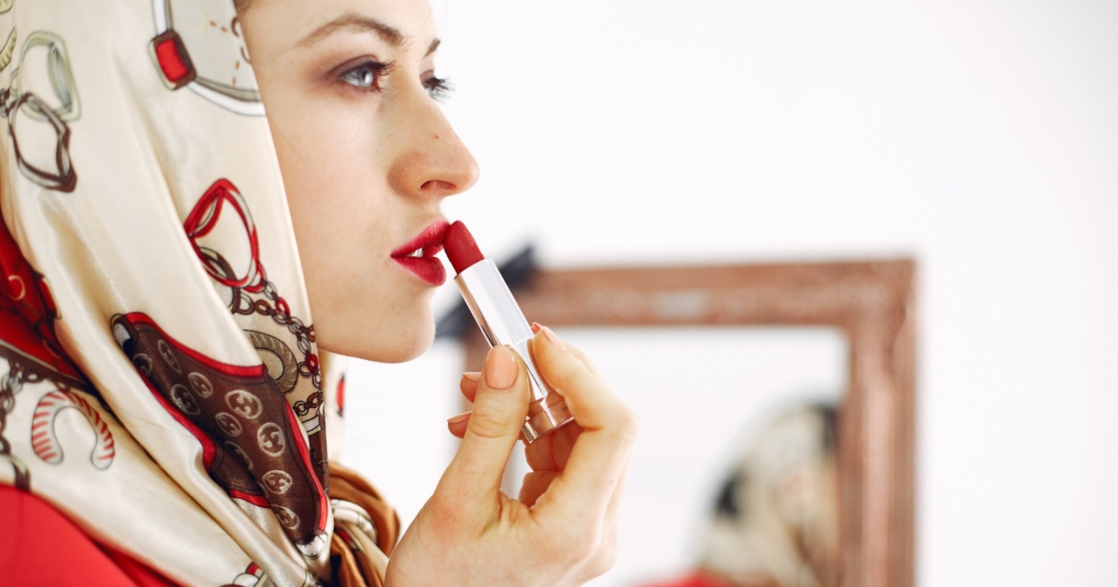 12 Tips Memilih Shade Lipstik Sesuai Warna Pakaian, Biar Makin Serasi dan Stylish