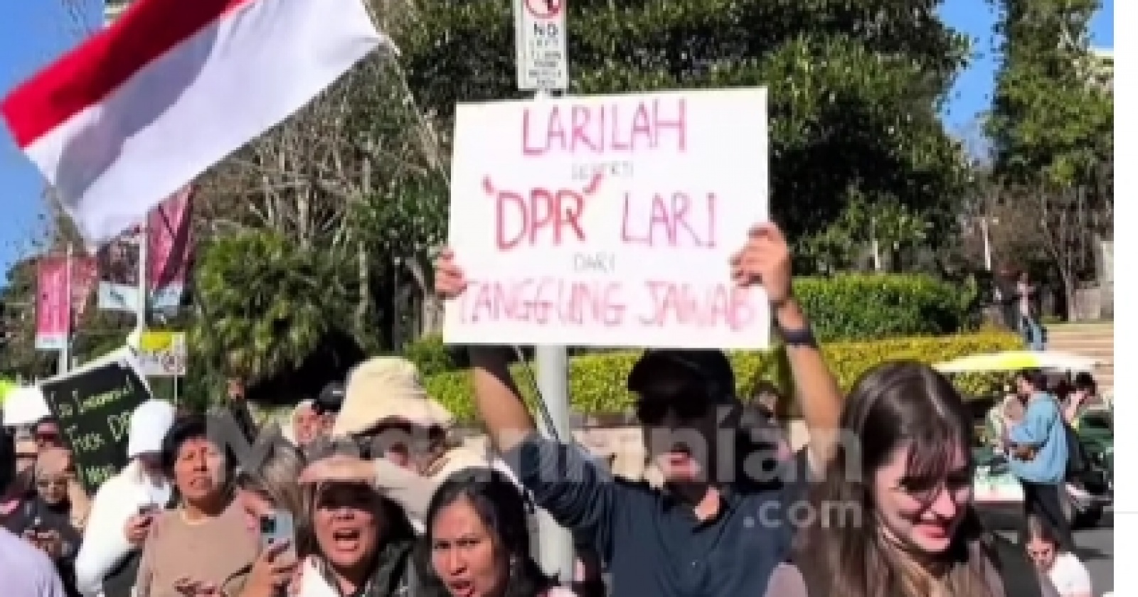 Viral Poster Kekesalan WNI di Sydney Marathon: 'Larilah DPR, Lari dari Tanggung Jawab!'