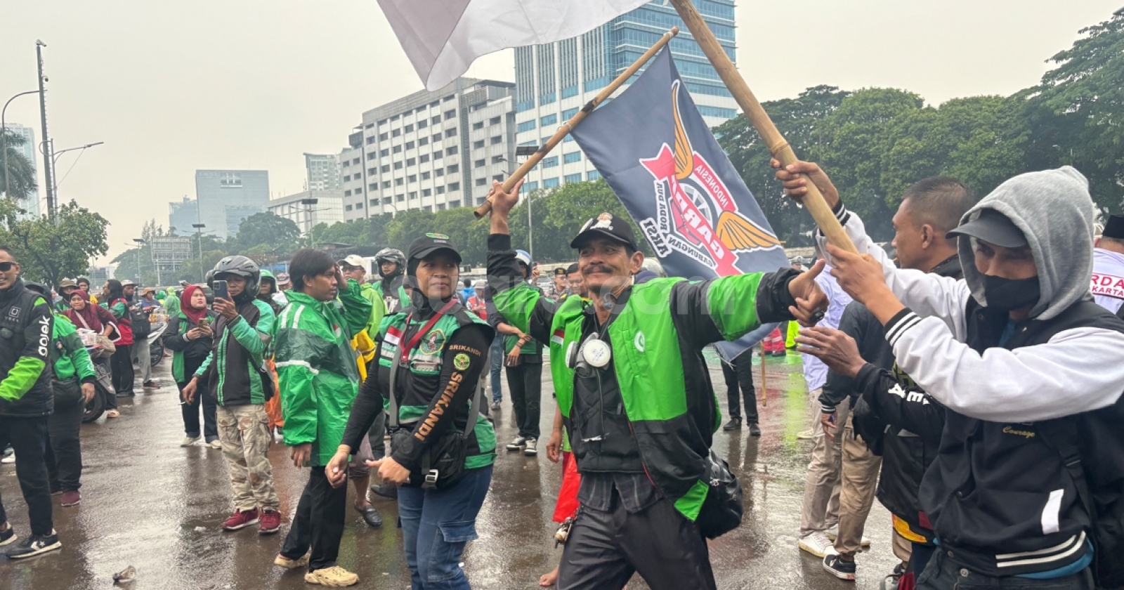 Hujan Deras Tak Surungkan Niat Massa Ojol Demo Potongan 10% di DPR