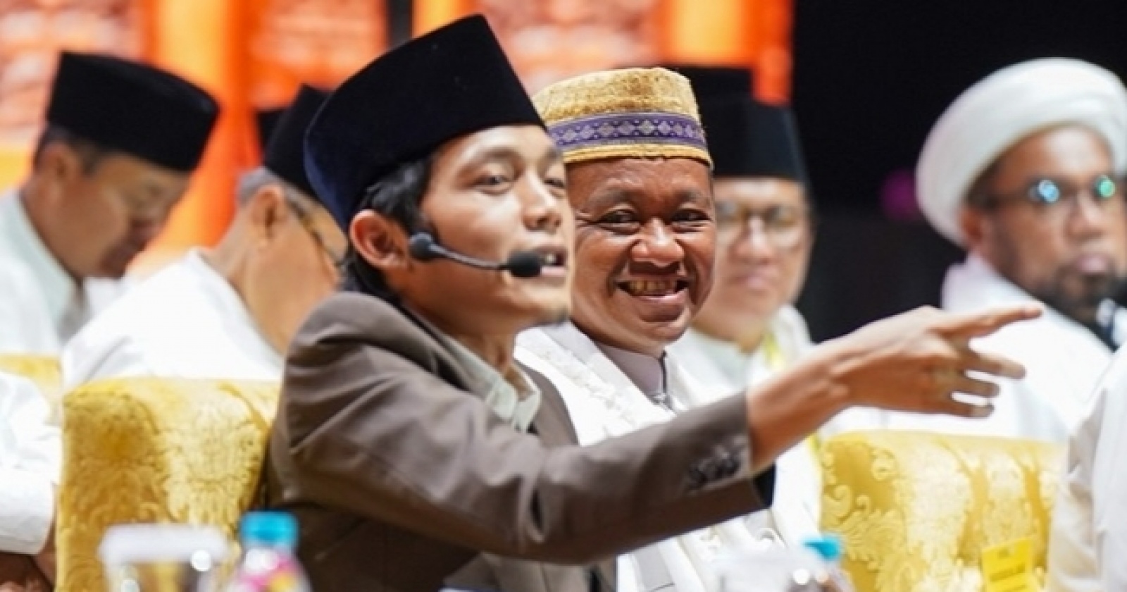 Behayo tarjimalar bilan porno filmlar Yigitning kozlari boglangan va zarba berishgan.