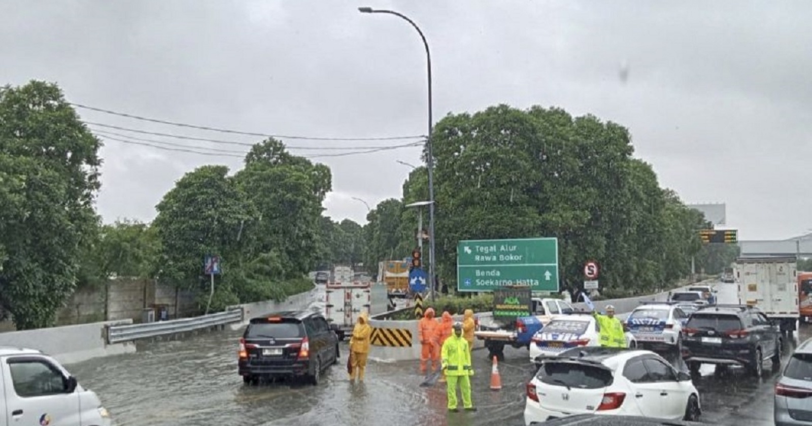 Tol Arah Bandara Soetta Masih Terendam, Lalin Tersendat, Cek Titik Genangan  Ini