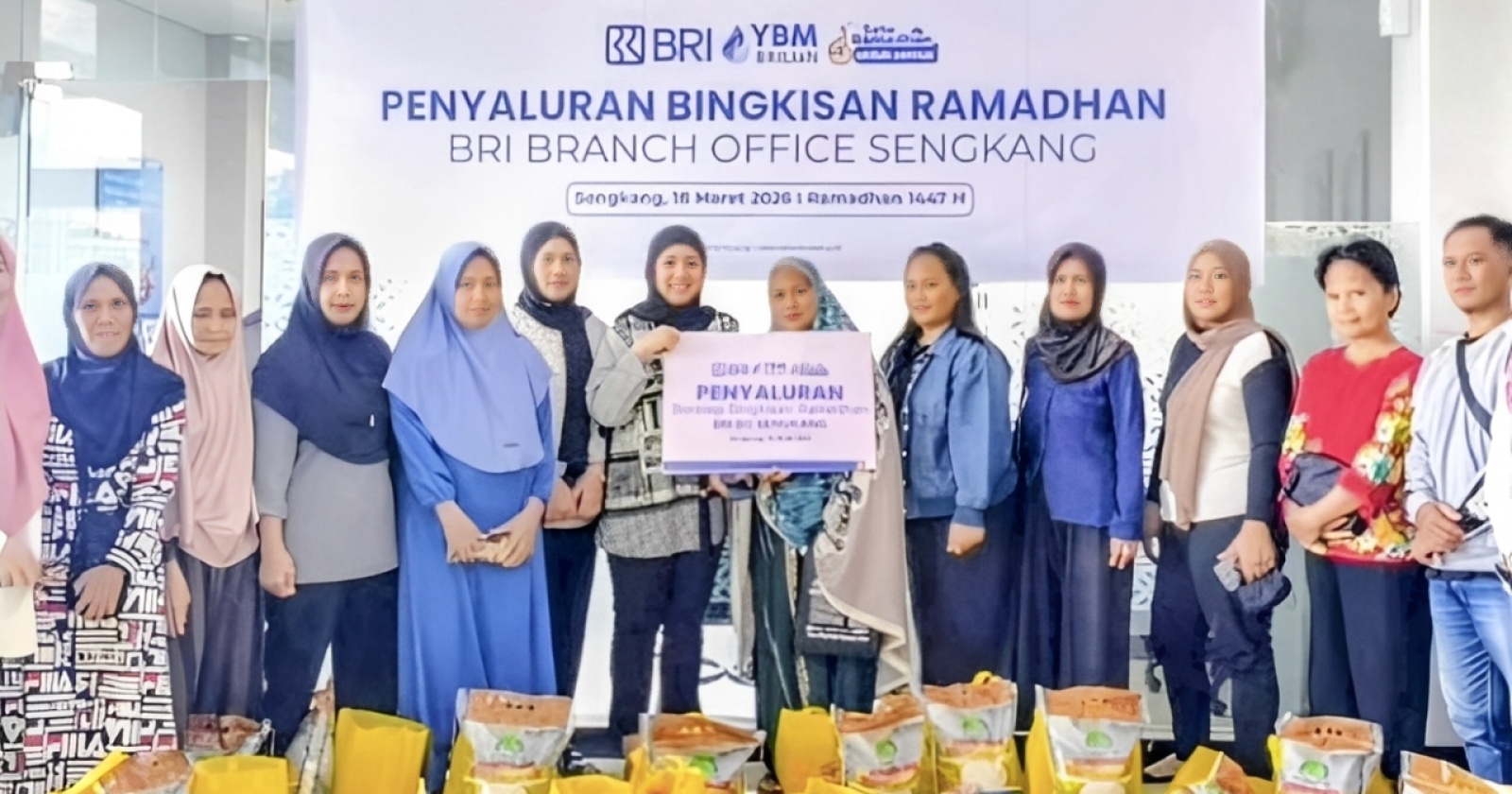 BRI Bersama YBM BRILiaN Salurkan Bantuan Jelang AKhir Ramadan di Sengkang