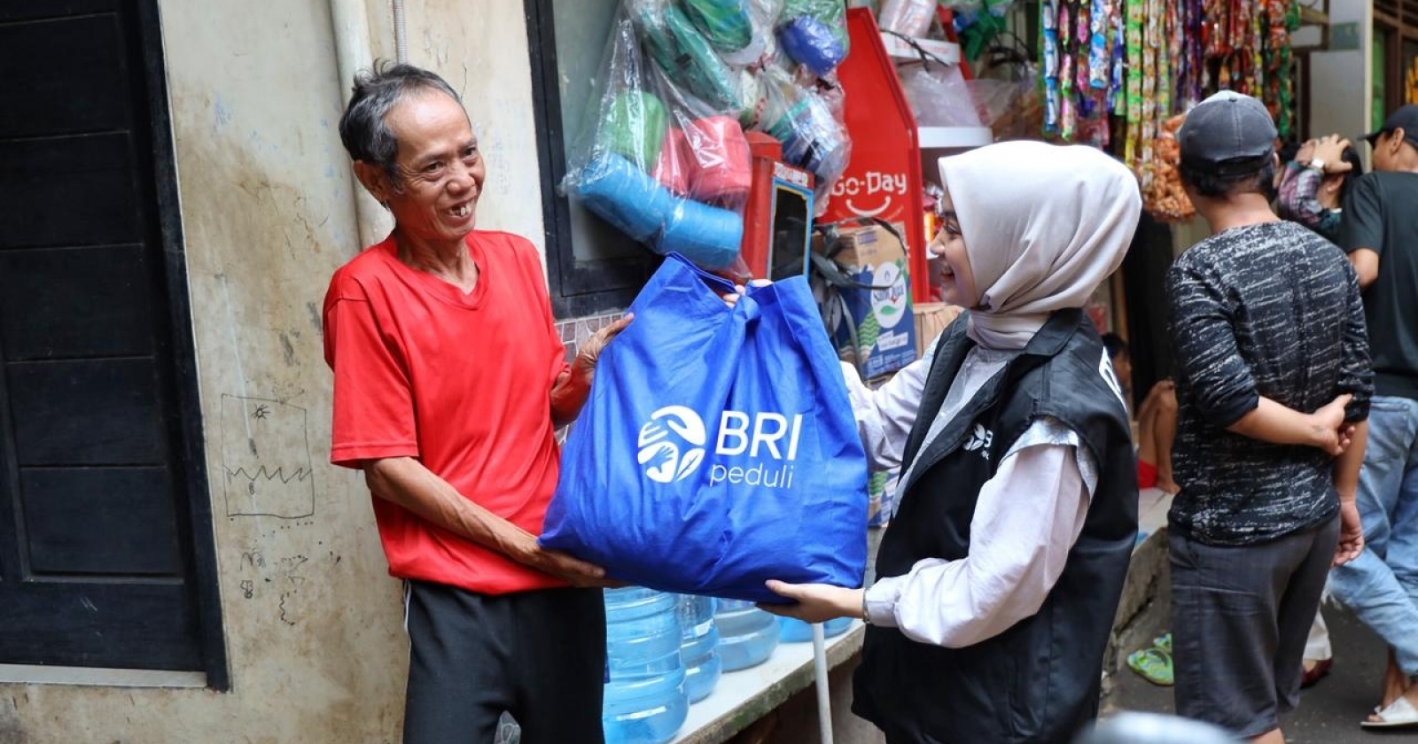 BRI Tebar Kebaikan, 279 Ribu Paket Sembako dan Santunan untuk Anak Yatim Tersalurkan!