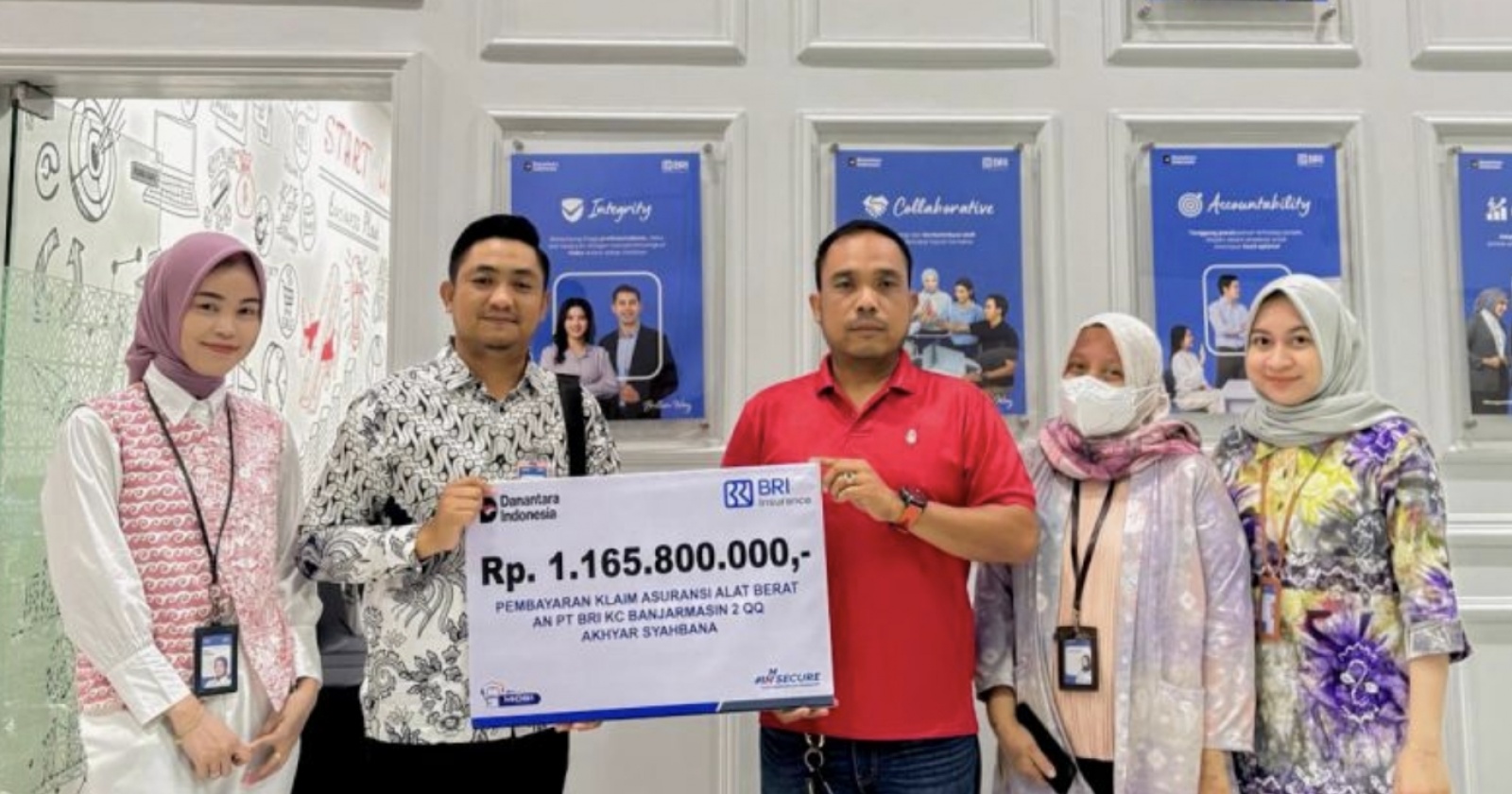Alat Berat Tenggelam di Lumpur, BRI Insurance Cairkan Klaim Rp1,1 Miliar untuk Nasabah