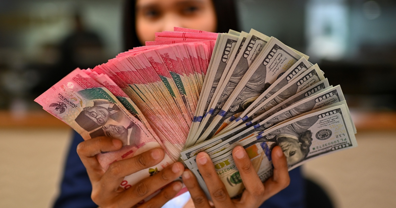 Rupiah Keok Lawan Dolar AS Pagi Ini, Jadi Mata Uang Paling Loyo di Asia