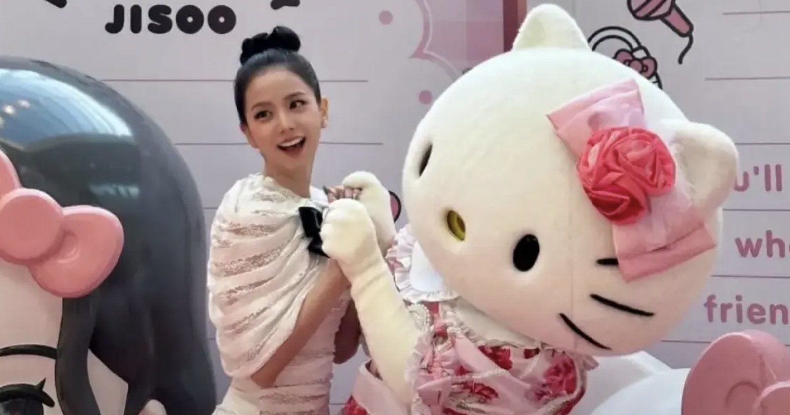 Koleksi Eksklusif JISOO x Hello Kitty, Dapatkan Edisi Terbatas dengan Promo dari BRI!