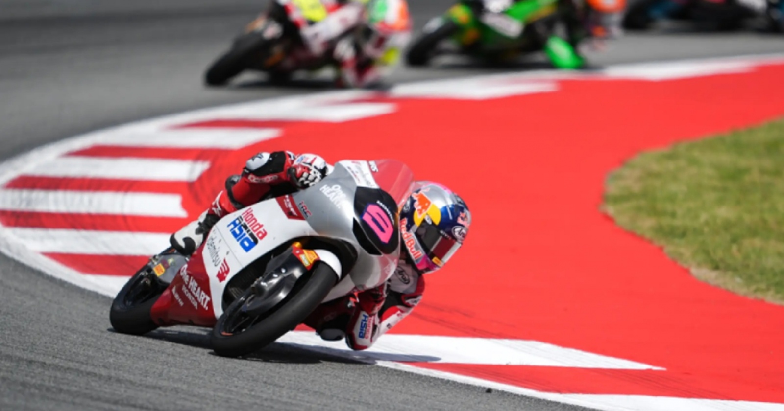 https://media.suara.com/pictures/1600x840/2026/05/18/21417-pembalap-indonesia-veda-ega-pratama-tampil-ganas-di-moto3-catalunya.jpg