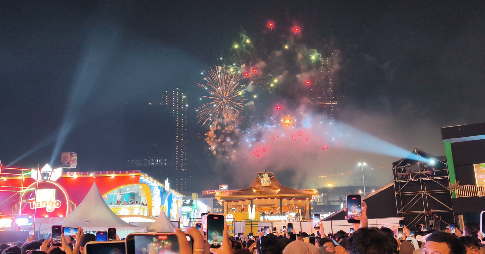 https://media.suara.com/pictures/1600x840/2026/07/12/69436-jakarta-fair.jpg