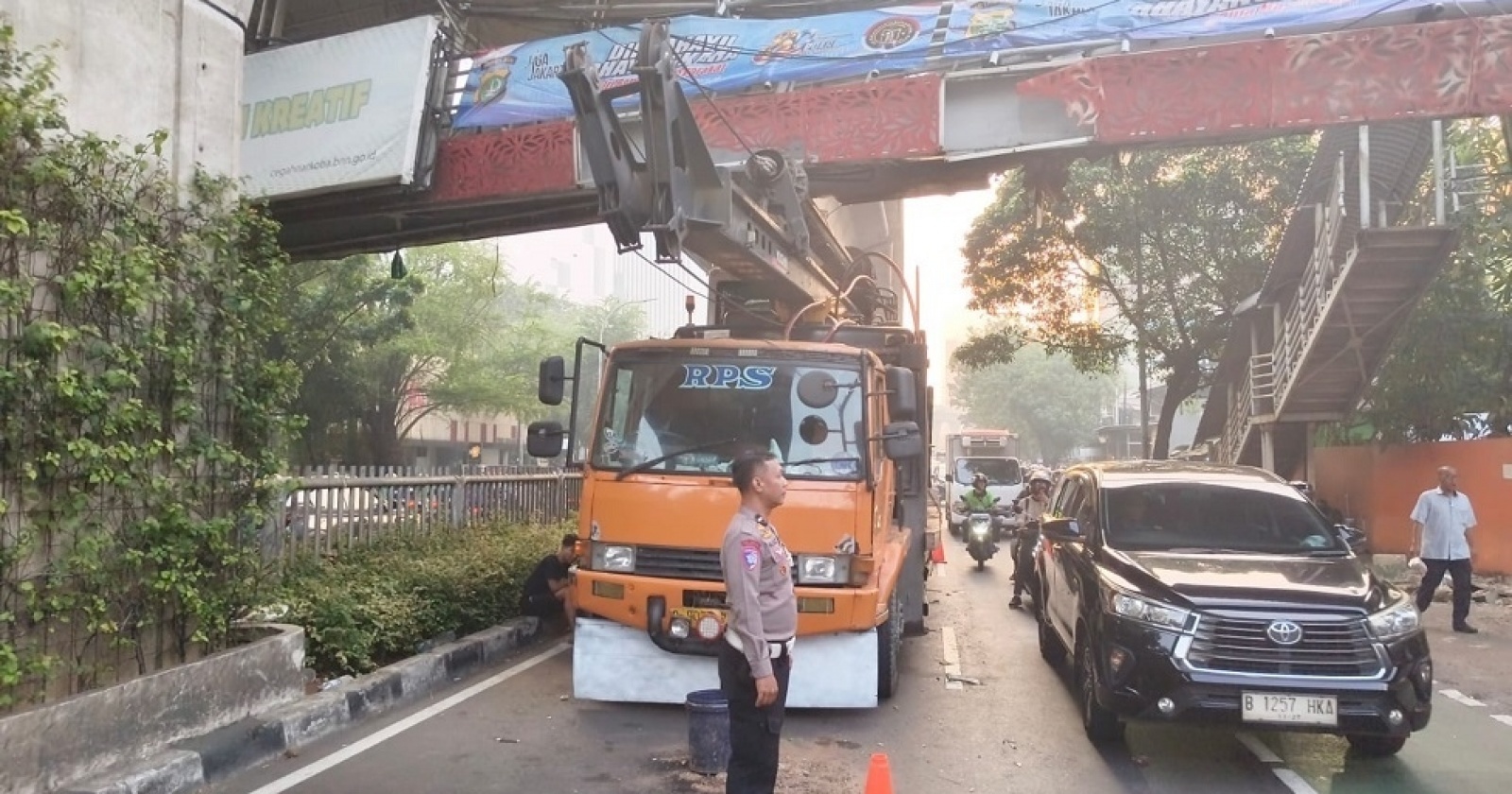 https://media.suara.com/pictures/1600x840/2026/07/14/20439-jpo-di-jalan-kapten-tendean.jpg
