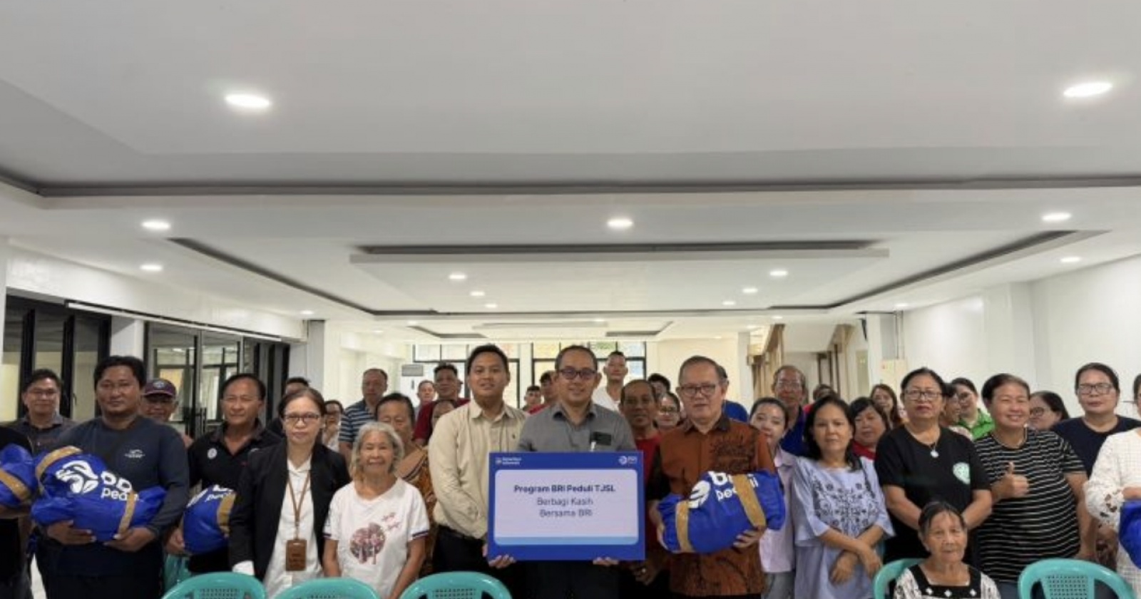 BRI Peduli Salurkan Ratusan Paket Sembako Lewat Gereja di Sulawesi Utara