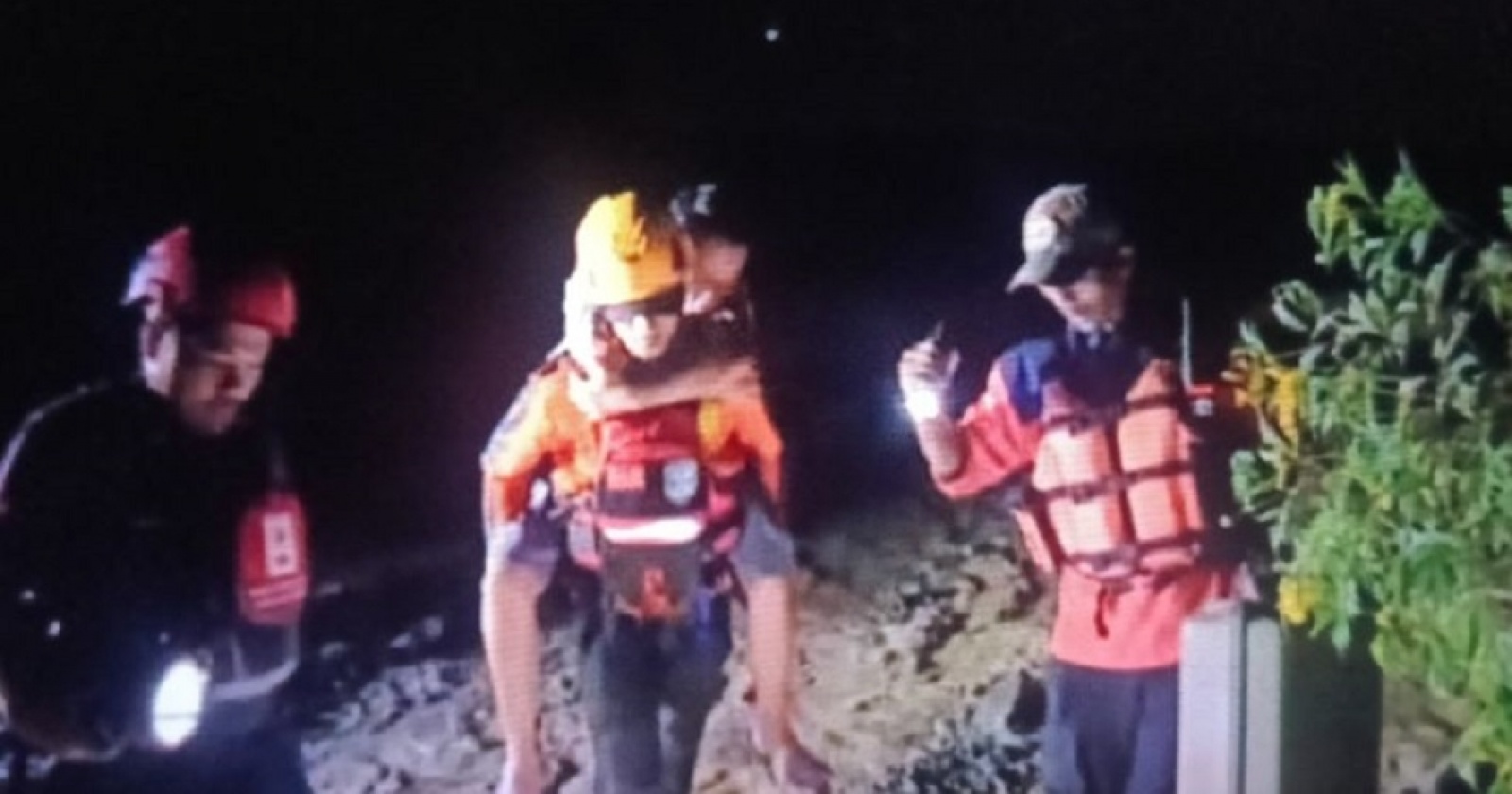 Ratusan Warga Mengungsi Malam Hari Usai Terjebak Banjir di Kabupaten Agam