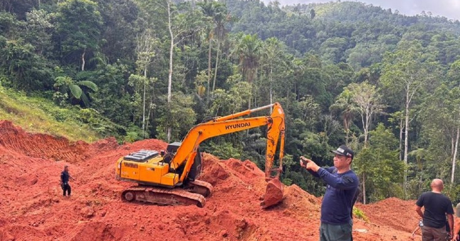 https://media.suara.com/pictures/1600x840/2026/07/26/92876-praktik-tambang-emas-ilegal-di-hutan-sulawesi.jpg