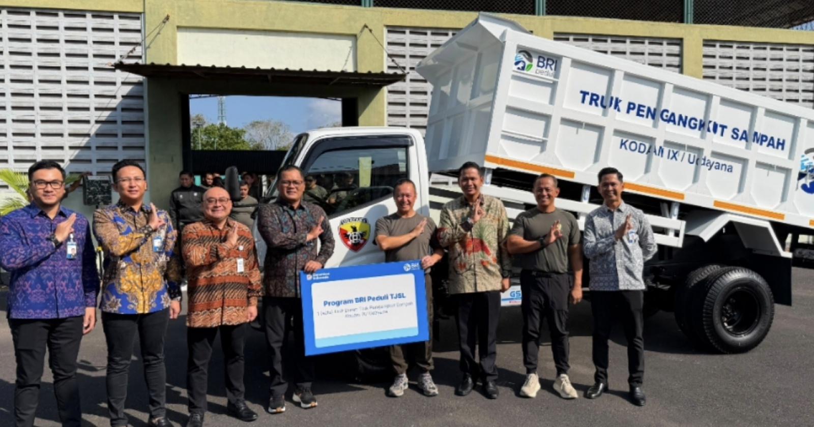 Dukung Lingkungan Bersih, BRI Serahkan Bantuan Truk Sampah ke Kodam IX/Udayana
