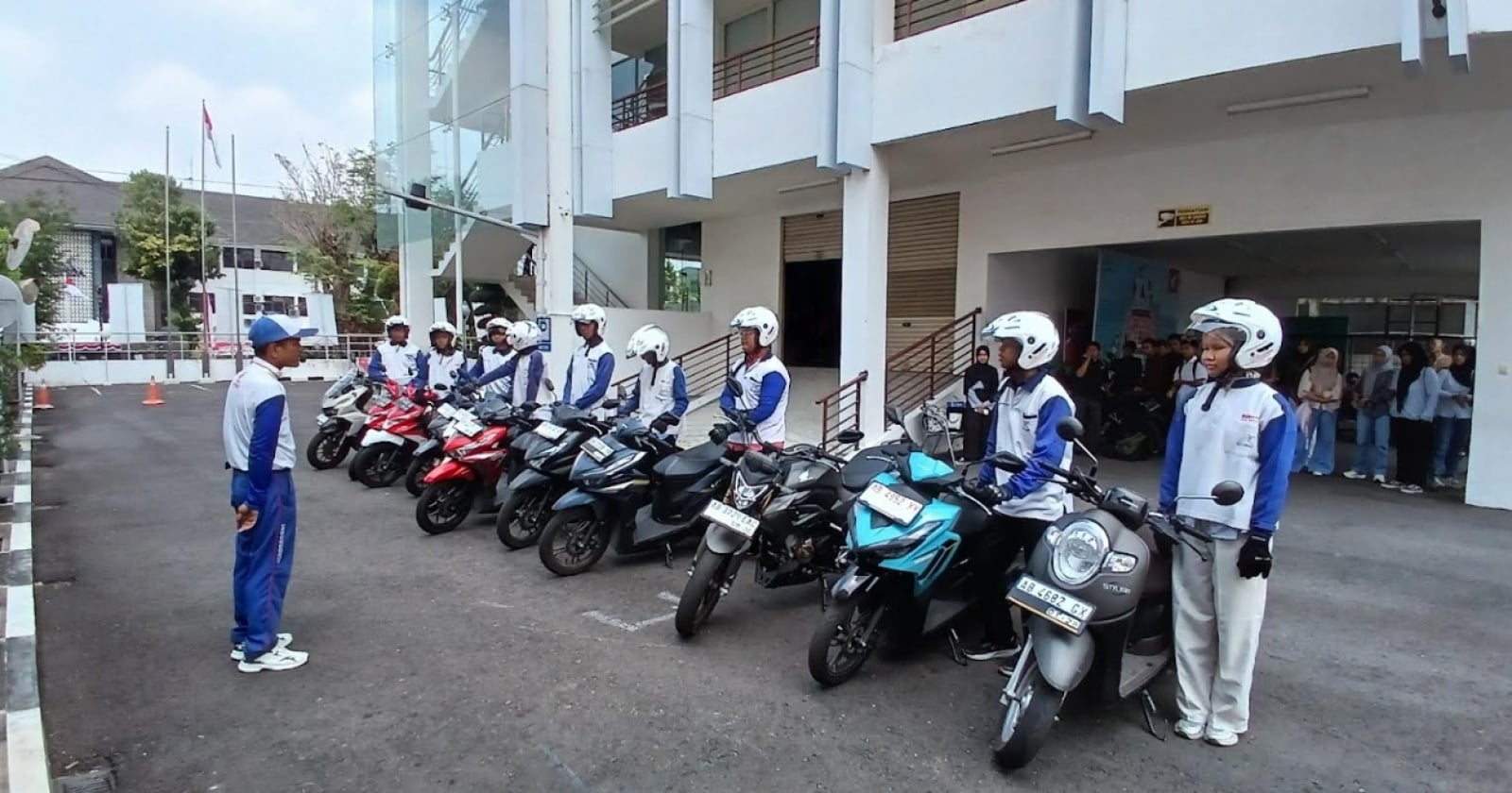 Sering Kagok saat Ada Rintangan Mendadak? Ini 3 Teknik Dasar Berkendara Motor yang Wajib Dikuasai