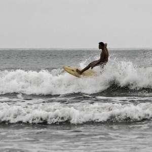 Berselancar Di Pantai Air Manis