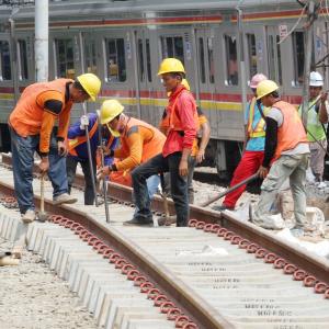 Pemasangan Rel Kereta Api