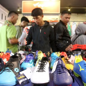 Riuhnya Berburu Sepatu Diskon Lebaran