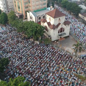 Umat Muslim menjalankan salat Idul Adha 1440 H di sekitar Gereja Koinonia, Jalan Matraman Raya, Jatinegara, Jakarta, Minggu (11/8). [Suara.com/Arya Manggala]  - 2