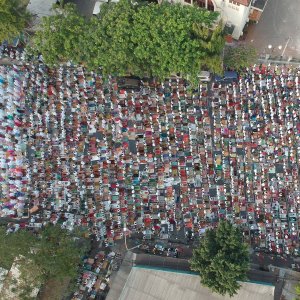 Umat Muslim menjalankan salat Idul Adha 1440 H di sekitar Gereja Koinonia, Jalan Matraman Raya, Jatinegara, Jakarta, Minggu (11/8). [Suara.com/Arya Manggala]  - 3