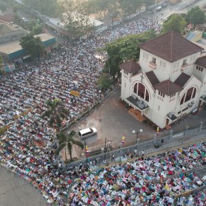 Umat Muslim menjalankan salat Idul Adha 1440 H di sekitar Gereja Koinonia, Jalan Matraman Raya, Jatinegara, Jakarta, Minggu (11/8). [Suara.com/Arya Manggala]  - 5