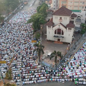 Umat Muslim menjalankan salat Idul Adha 1440 H di sekitar Gereja Koinonia, Jalan Matraman Raya, Jatinegara, Jakarta, Minggu (11/8). [Suara.com/Arya Manggala]  - 1