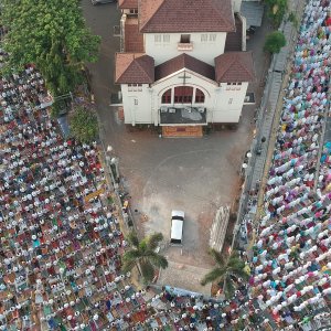 Umat Muslim menjalankan salat Idul Adha 1440 H di sekitar Gereja Koinonia, Jalan Matraman Raya, Jatinegara, Jakarta, Minggu (11/8). [Suara.com/Arya Manggala]  - 4