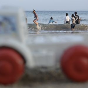 Wisatawan Padati Pantai Santolo Garut