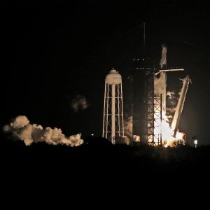 Roket Spacex Terbangkan 4 Astronot Ke Luar Angkasa