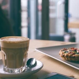 Gaji UMR Kediri, Selera Senopati: Ketika Gengsi Jadi Kendaraan Menuju Kebangkrutan