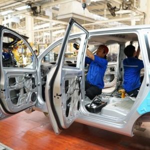 Orang Desa Tak Pakai Dolar tapi Buruh Pabrik Kendaraan Terdampak, Akankah Harga Mobil Naik?
